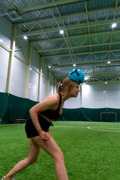 Women Soccer Young Girl Trains Coordination Indoor Soccer Field Hitting — Stock Photo, Image