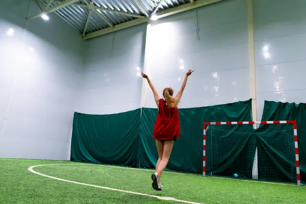 女子サッカーの若い女の子は 相手のゴールバックビュースポーツゲームに対してゴールを決めた後 サッカーフィールドで喜びます — ストック写真