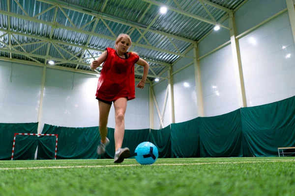 Women Soccer Young Girl Gives Pass Kicking Practice Indoor Field — Stock Photo, Image