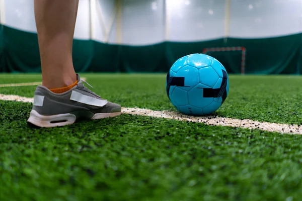 足球运动员在足球比赛中为了点球或进球或在绿草上传球而脚踢球的特写 — 图库照片