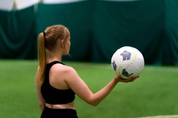 Ein Junges Mädchen Während Eines Fußballspiels Bereitet Sich Darauf Vor — Stockfoto