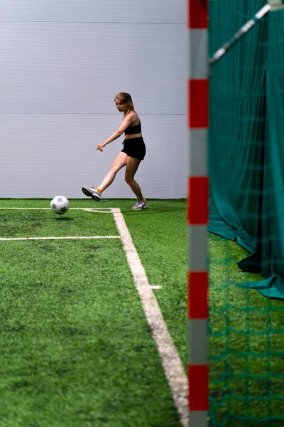 サッカーの試合中に若い女の子は 彼女のパートナーにコーナーを投げる準備ができて ゲームの形を勝ちたい戦略 — ストック写真