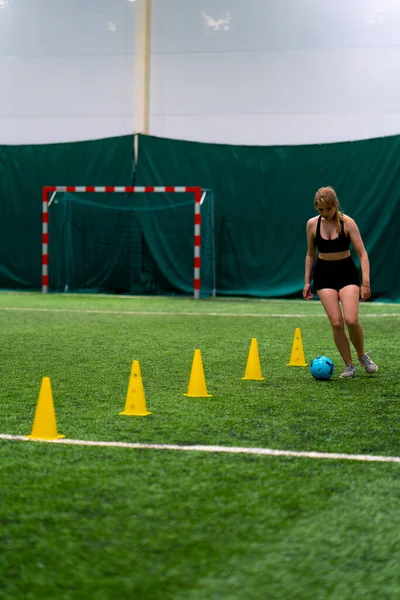 Junges Mädchen Trainiert Auf Dem Fußballplatz Den Ball Zwischen Den — Stockfoto