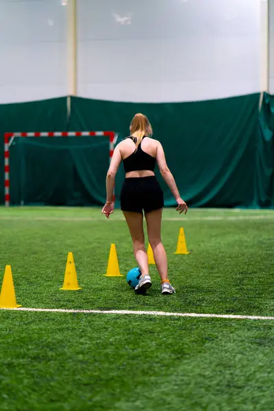 Genç Kız Futbol Sahasında Antrenman Yapıyor Topu Cipslerin Konilerin Arasına — Stok fotoğraf