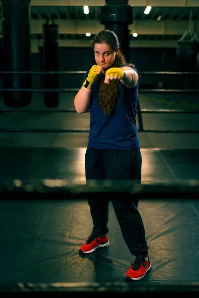 Retrato Enfocado Boxer Chica Vendas Boxeo Amarillo Pie Una Postura — Foto de Stock