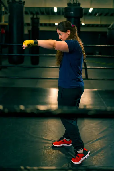 Portrét Zaměřený Boxer Dívka Žlutých Boxerských Obvazech Stojící Boxerském Postoji — Stock fotografie