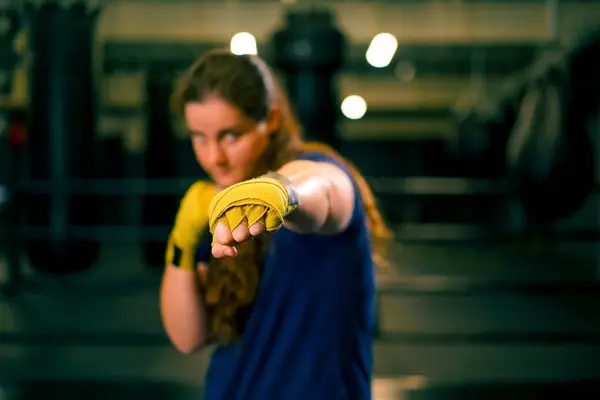 Portret Skupiony Bokser Dziewczyna Żółty Boks Bandaże Stojąc Pozycji Bokserskiej — Zdjęcie stockowe