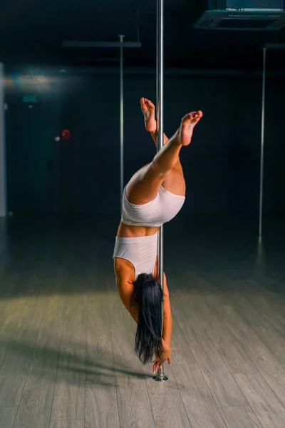 Elastyczna Dziewczyna Robi Gimnastyczne Ćwiczenia Słupie Rozciągania Piękna Seksowna Kobieta — Zdjęcie stockowe