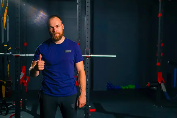 Porträtt Nöjd Idrottsman Gymmet Efter Ett Träningspass Visar Man Super — Stockfoto