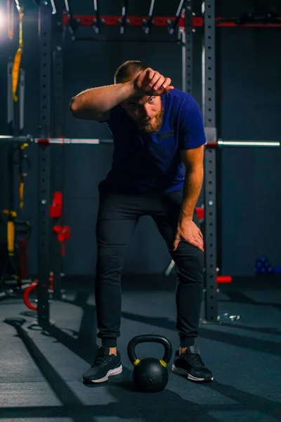 Porträtt Trött Idrottsman Gymmet Efter Träning Man Torkar Svett Från — Stockfoto