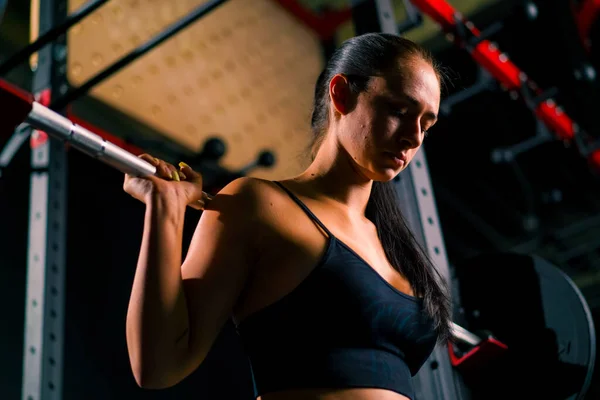 Retrato Jovem Bela Mulher Fitness Focada Fazendo Exercício Pesado Ombro — Fotografia de Stock