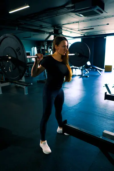 Konzentrierte Fitness Frau Macht Schwere Schulterpressübungen Mit Langhantelgymnastikmuskelgruppe — Stockfoto