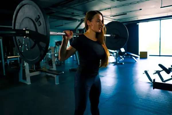 集中健身妇女做重磅肩压运动与杠铃体操训练肌肉组 — 图库照片