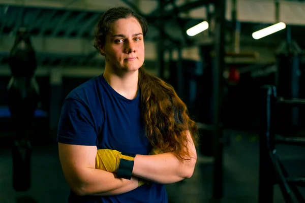 Spor Antrenmanından Sonra Spor Salonunda Çalışan Yorgun Ciddi Kız Boksör — Stok fotoğraf