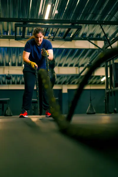 Koncentrerad Kvinnlig Idrottare Gör Övningar Med Rep Gym Träning Muskler — Stockfoto