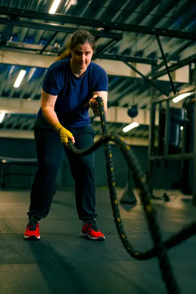 Atleta Femenina Concentrada Haciendo Ejercicios Con Cuerda Gimnasio Musculatura Entrenamiento —  Fotos de Stock