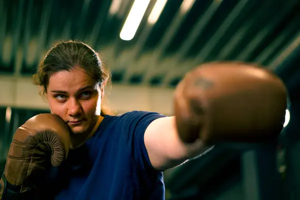 Portret Kobiety Rękawiczkach Bokserskich Pozującej Bezczelnej Konkurencyjnej Walce Ringu Bokserskim — Zdjęcie stockowe