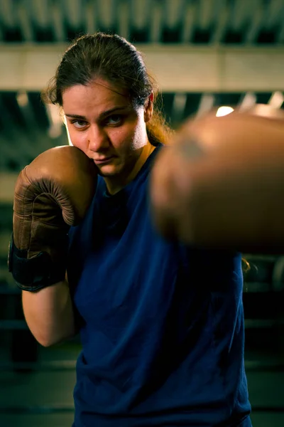 Boks Eldivenli Bir Kadının Portresi Rakibiyle Dövüşmeden Önce Arsız Rekabetçi — Stok fotoğraf