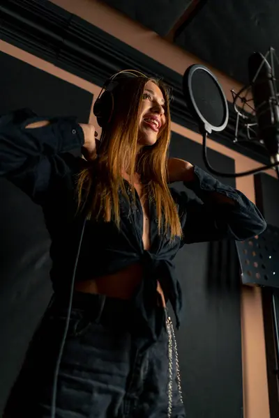 Cantante Chica Cantando Estudio Grabación Con Auriculares Delante Micrófono Para — Foto de Stock