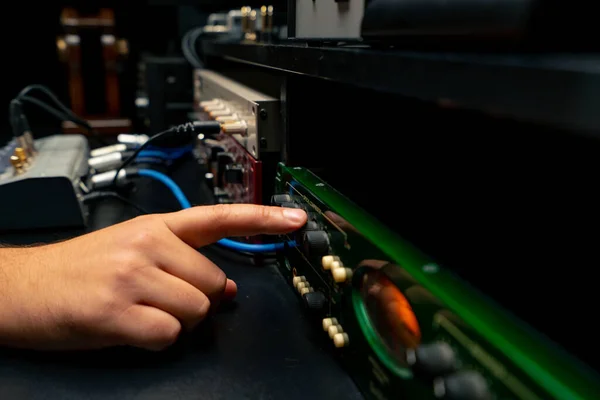 Ses Mühendisinin Erkek Elinin Ses Kaydı Için Miksaj Konsolundaki Ayarları — Stok fotoğraf