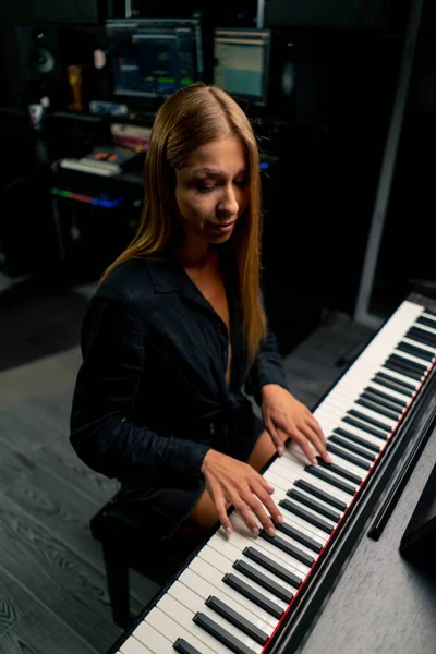 Female Pianist Preparing Concert Playing Lyrical Melody Piano Keys Music — Stock Photo, Image