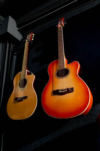 Guitarra Acústica Clássica Feita Madeira Pendurada Parede Estúdio Música Para — Fotografia de Stock