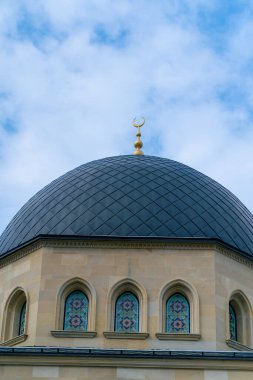 Müslüman camiinin tepesinde mavi gökyüzüne karşı hilal bir ay olan kumarhane kubbesinin yakın çekimi.