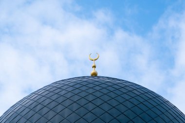 Müslüman camiinin tepesinde mavi gökyüzüne karşı hilal bir ay olan kumarhane kubbesinin yakın çekimi.