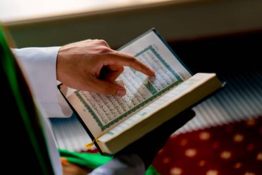 Mescid-i Haram 'da Allah ile birlikte namaz kılan ve Allah' a içten yönelerek inananlar (o müminler), ellerini uzatmışlardır.