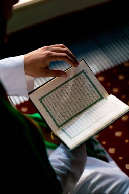 Müslüman bir adamın Mescid-i Haram 'da Kur' an 'la namaz kılması ve Allah' a dönmesinin yakın konsepti.