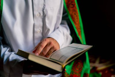 Mescid-i Haram 'da Allah ile birlikte namaz kılan ve Allah' a içten yönelerek inananlar (o müminler), ellerini uzatmışlardır.