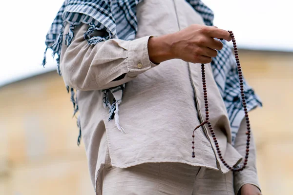 Manliga Händer Islamisk Man Som Håller Ett Radband Bön Konvertering — Stockfoto