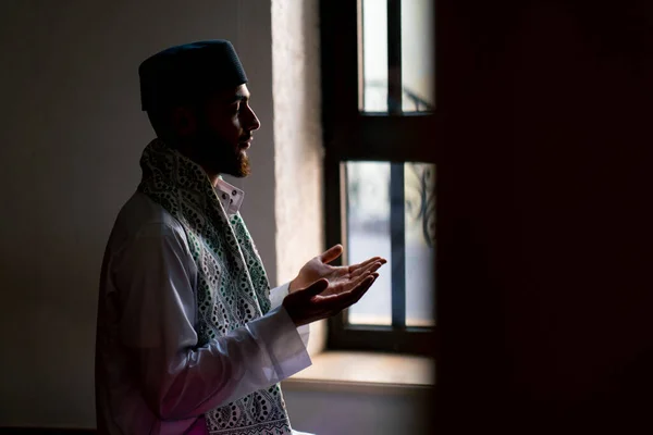 イスラム教徒の男性はラマダンでひざまずいて祈り イスラム寺院でのサポートと精神的な幸福に感謝します — ストック写真