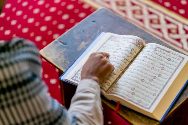 在斋月期间 一个孤独的穆斯林男子在清真寺里朗诵 古兰经 以治愈自己的灵魂 — 图库照片