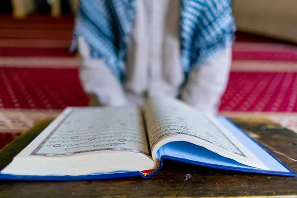 Musulman Prie Dans Sainte Mosquée Avec Aide Coran Seul Demande — Photo