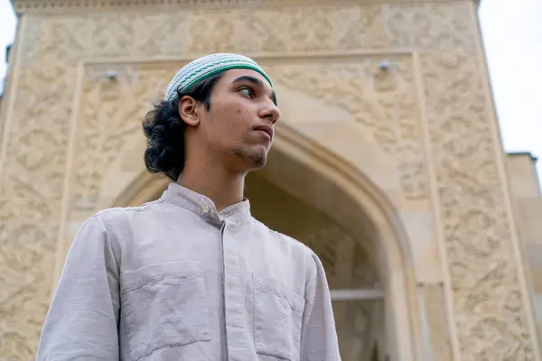 Ein Junger Mann Muslimischen Aussehens Verlässt Die Moschee Nach Dem — Stockfoto
