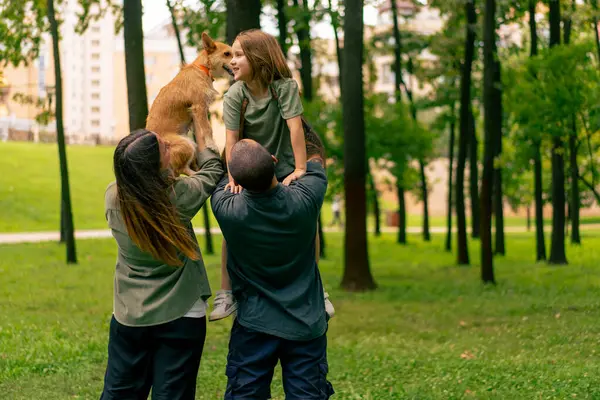 Glückliche Junge Familie Park Mit Hund Papa Hält Tochter Arm — Stockfoto