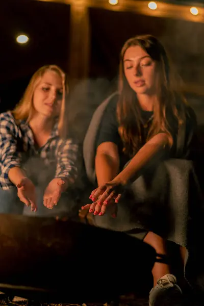 Twee Meisjes Vrienden Dekens Zitten Avonds Bij Het Vuur Buurt — Stockfoto