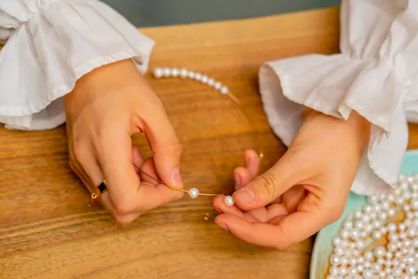 Close Hands Young Girl Makes Jewelry Her Own Hands Strings — Stock Photo, Image