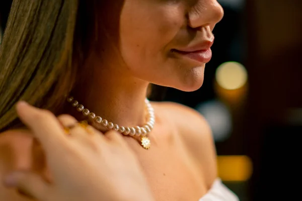 Close Neck Collarbones Girl Trying Beautiful Pearl Necklace Beauty Craft — Stock Photo, Image