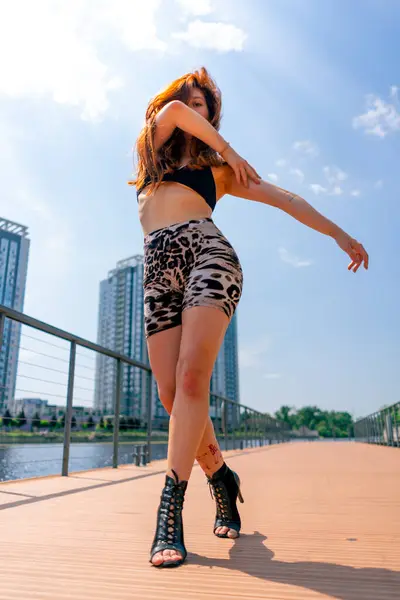 Street Dancing Portrait Redhead Sexy Young Fit Woman Heels Dancing — Stock Photo, Image