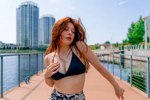 Sokak Dansı Portresi Kızıl Saçlı Seksi Formda Topuklu Ayakkabılı Şehirde — Stok fotoğraf