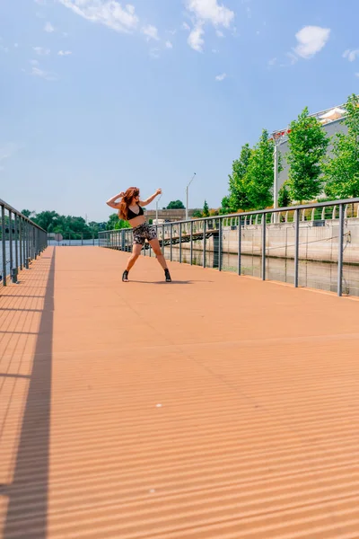 街头跳舞性感的年轻女人穿着高跟鞋在街上跳舞的女人城市的业余爱好是积极的生活方式诱惑 — 图库照片