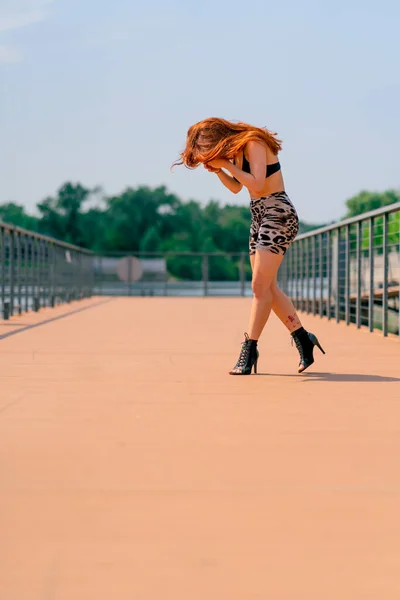 Sokak Dansı Yapan Seksi Formda Topuklu Ayakkabı Giyen Şehirde Dans — Stok fotoğraf
