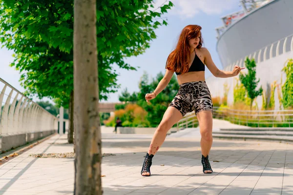 Baile Callejero Sexy Mujer Joven Forma Tacones Tacones Baile Calle — Foto de Stock