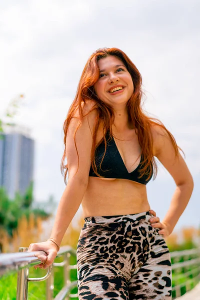 Calle Bailando Retrato Pelirroja Sexy Joven Forma Mujer Tacones Bailando — Foto de Stock