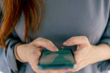 Sosyal ağlarda habercilerle iletişim kuran bir kız ya da arkadaşla akıllı telefon mesajlaşması.