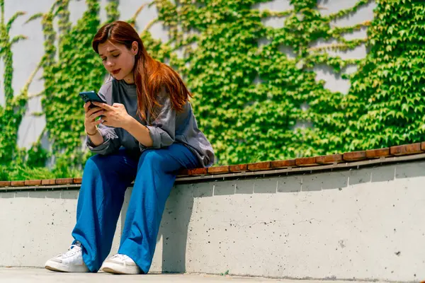 Young Girl Sits Park Bench Phone Her Hands Chats Friend — Stock Photo, Image