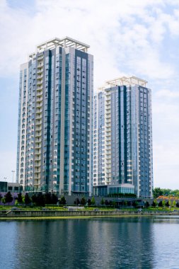 Şehrin modern mimarlık merkezindeki yüksek binalar cam iş merkezleri