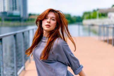 Genç, kızıl saçlı sokak hip-hop dansçısı spor kıyafetleri içinde doğaçlama danslar yapıyor. Bize briç oynuyor. Yoldan geçenlerin ilgisini çekiyor.